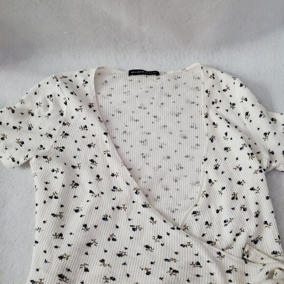Brandy Melville Top Blue Rosebud Short Sleeve Crop Wrap Around - Picture 6 of 10